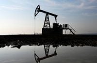 النفط يرتفع بدعم من خطة أوبك+ للإنتاج ومخاوف فنزويلا