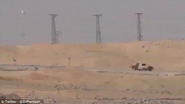 بالفيديو.. سيارة داعشي انتحاري  تنفجر بصاروخ قبل وصولها لهدفها