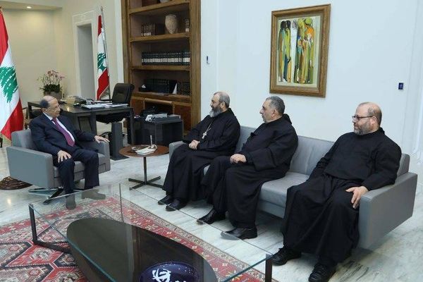 رئيس الجمهورية تسلم دعوة للاحتفال بعيد القديس شربل الاحد في عنايا
