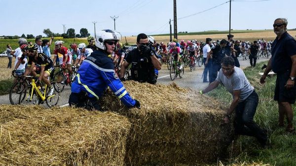 Tear gas fired as farmers' protest halts Tour de France
