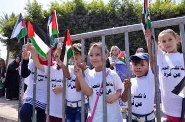سلسلة بشرية للأطفال والأمهات في صيدا لكسر الحصار عن غزة