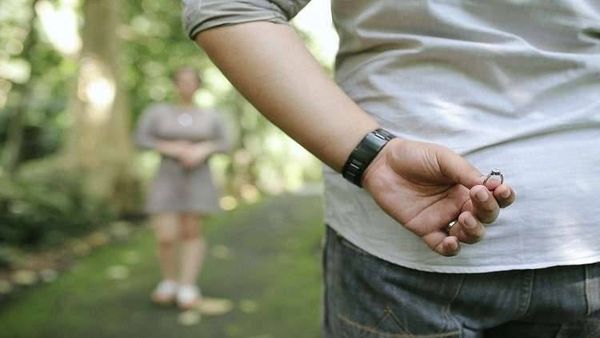 شاب يتقدم لخطبة صديقته ليلا وينسى الحادثة صباحا!