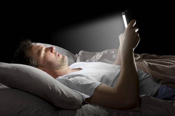 تشعر بتوتر متزايد في المساء؟ تعرف على السبب