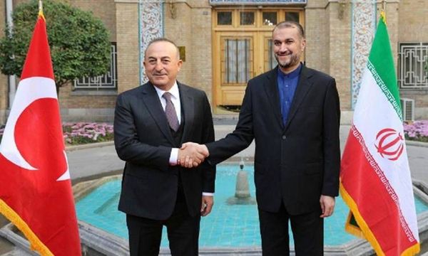 وزيرا الخارجية الإيراني والتركي يبحثان التعاون الثنائي