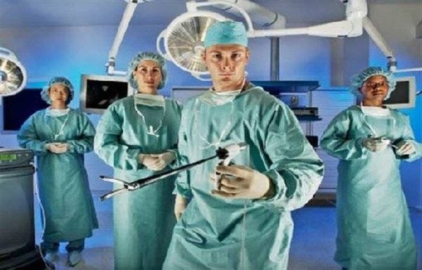 لماذا يرتدى الطبيب اللون الأخضر في غرفة العمليات؟