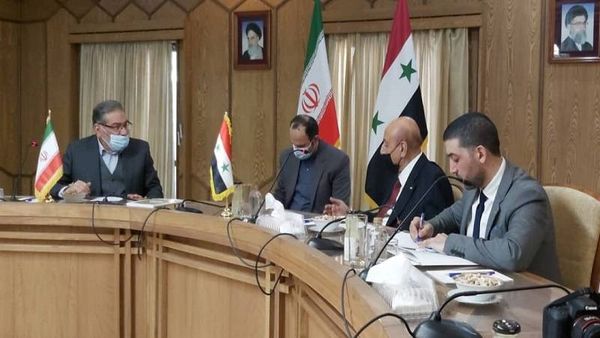 بحث مع نظيره السوري العلاقات الثنائية وأهمّ التطوّرات
شمخاني: التواجد الأميركي في سوريا
أكبر عقبة أمام تحقيق السلام والإستقرار