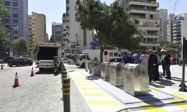 بالصورة: النفايات تجتاح حاويات بيروت الجديدة!