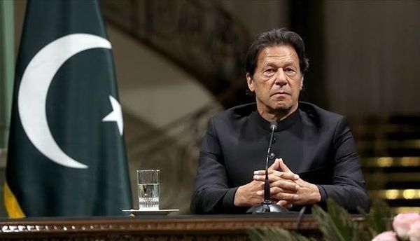 عمران خان خلف القضبان.. أبناؤه يحذّرون من تدهور خطير في وضعه