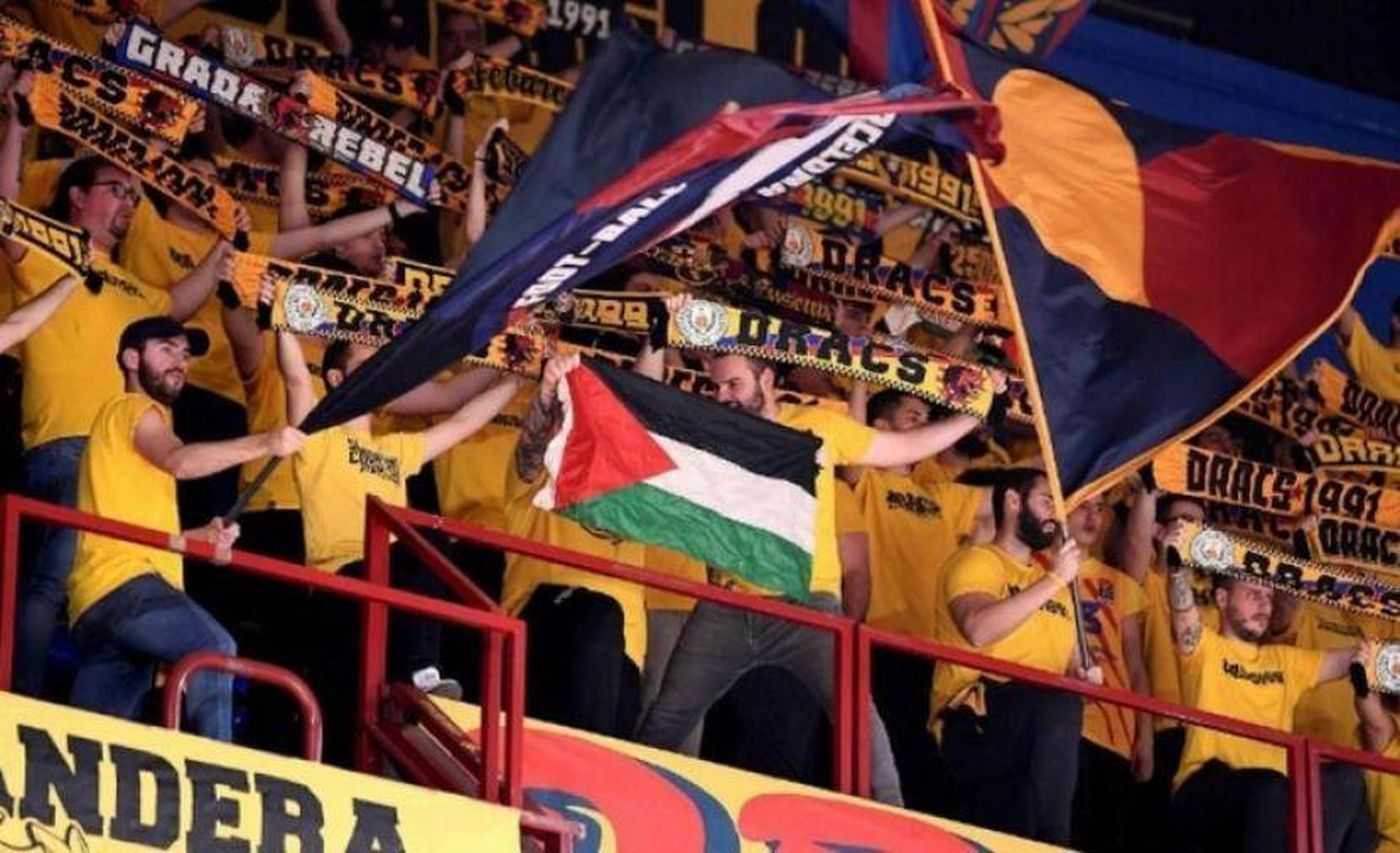 مشجعو برشلونة يطالبون بحظر الفرق 