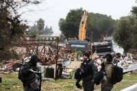 الاحتلال يهدم منزلا في حي الشيخ جراح بالقدس ويعتقل 25 فلسطينيا ويعتدي على ناشطين
