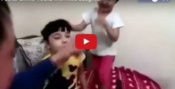 (فيديو) لقطات صادمة لأب يسقي طفلتيه الفودكا