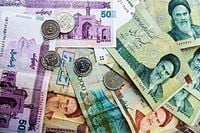 انهيار قياسي للتومان مع ارتفاع الدولار إلى مستويات تاريخية
