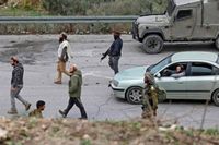 بالهراوات والحجارة.. مستوطنون يعتدون على ناشطين وصحافيين في جناتا