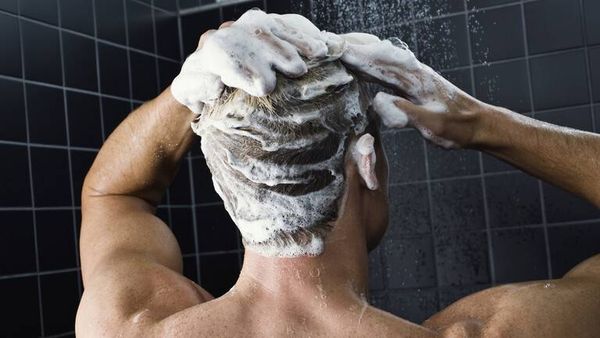 خبير يقدم 4 قواعد لروتين غسل شعر مثالي