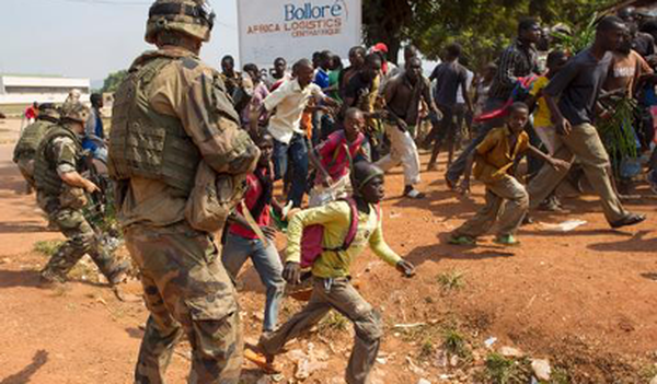 
قتيل إثر إطلاق جنود الاتحاد الإفريقي النار على متظاهرين في بانغي
