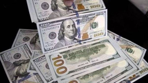 الدولار يتمسك بمكاسبه عالمياً مع ترقب المستثمرين البيانات الأميركية