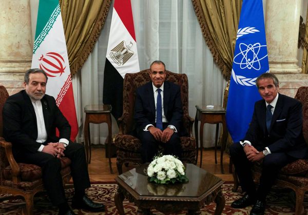 عبد العاطي يبحث مع عراقتشي وغروسي مستجدات النووي الإيراني