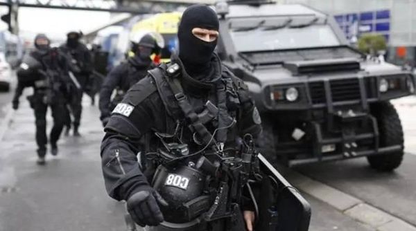 مسلح بسكين يحتجز رهائن ويهدد بالانتحار بمطعم في ضواحي باريس