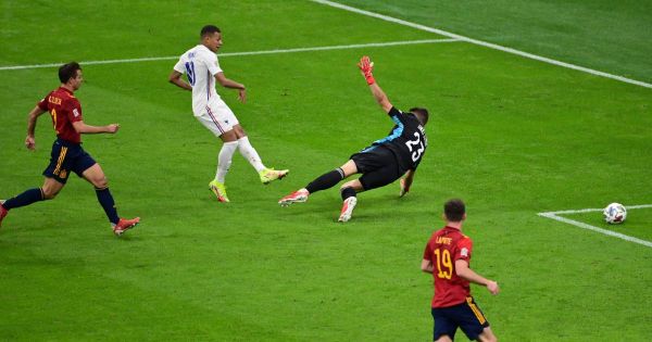 القذائف تغزو ملاعب الرياضة.. من الخاسر بخلط الكرة والسياسة؟
