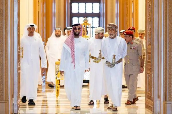 عُمان والإمارات تبحثان تعزيز العلاقات وتوسيع التعاون