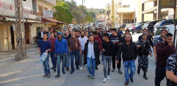 مسيرة للمحتجين في حلبا واقفال مؤسسات ومصارف ومدارس