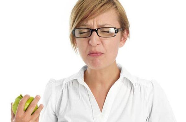 ما هي أسباب حموضة الفم؟ وطرق علاجها