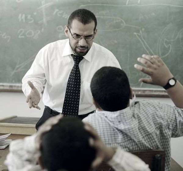 بالصّورة: ضربه الأستاذ على رأسه بالجرس...