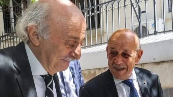 لودريان يلتقي جنبلاط في السفارة الفرنسية