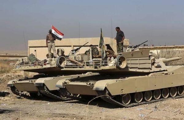 فيديو يجتاح الانترنت.. طفلة تحاول منع والدها من خوض معركة الموصل