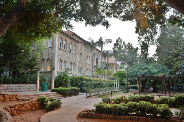 جامعة LAU نفت قبض اقساط بالفريش دولار