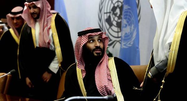 فيديو يظهر تعثر محمد بن سلمان ويكاد يسقط.. هل هو مصاب؟