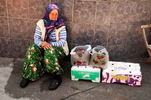 هذه المرأة العجوز لم تصدق الإشاعات التي سمعتها عن زوجها. لكنها عندما نظرت عن قرب، اكتشفت شيئاً لا يصدق.