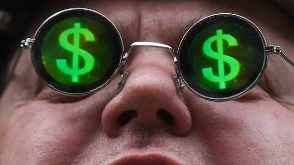 الدولار يرتفع فيما يلوح في الأفق انتظار طويل لنتائج الانتخابات