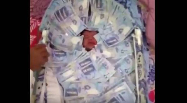 بالفيديو: يغرق 'رضيعا' بآلاف الريالات .. والسبب!