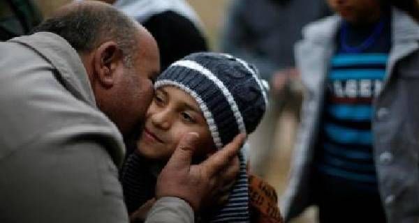 قصة مؤثرة - طفل يعود لعائلته بعد أن باعه داعش لغرباء