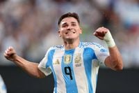 ألفاريز يضغط نحو برشلونة.. وسيميوني يرد