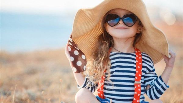 لماذا يجب على الأطفال ارتداء النظارات الشمسية؟