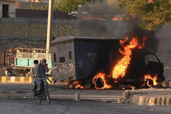 8 قتلى و290 إصابة في الإحتجاجات إثر اعتقال عمران خان في باكستان