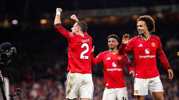 مانشستر يونايتد يفرط في الاقتراب من المربع الذهبي