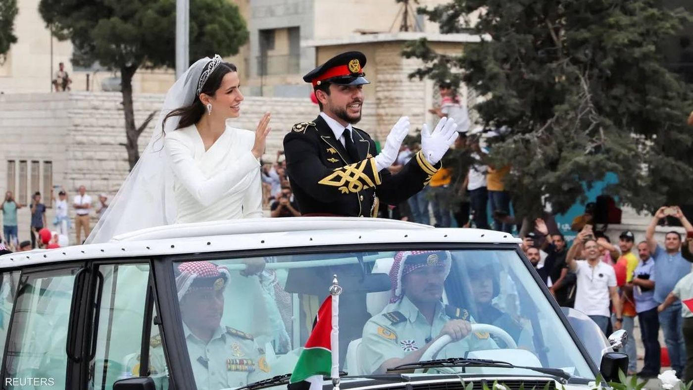 علم الأمير... ما قصة العلم الموجود على سيارة زفاف ولي العهد الأردني؟