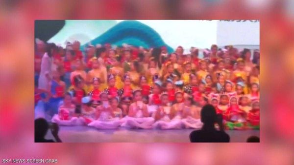 لحظة انهيار "مروع" لمسرح في الصين.. مقتل طفل وإصابة آخرين