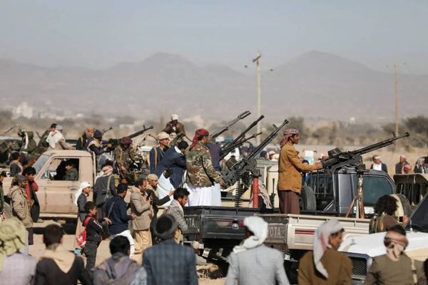 وسائل إعلام حكومية في عدن: إسقاط مسيرة للحوثيين في جبهة مقبنة بتعز والاشتباكات مستمرة وسط تقدم للجيش الوطني