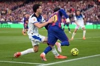 برشلونة ينتزع صدارة الليغا ويرفع الضغط على ريال مدريد