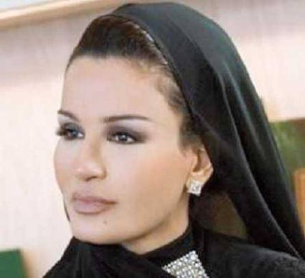 الغارديان: شيري بلير ضغطت مرارا على كلينتون للقاء الشيخة موزة