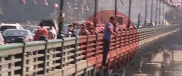 مذيع مصري يُقدم على الانتحار.. فماذا كانت ردة فعل المشاة؟