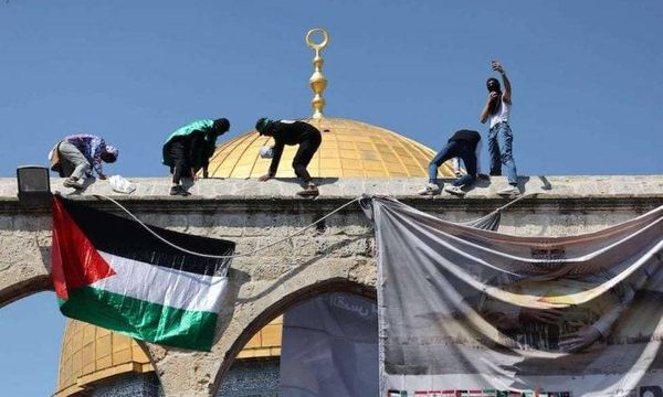 شرطة الإحتلال تعتقل 17 فلسطينيا في القدس بدعوى رفع 