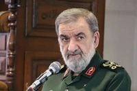 بعد تعيينه ممثلا للمرشد... رسالة من القوات المسلحة الايرانية للواء رضائي