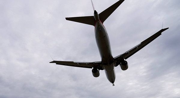 هبوط طائرة "بوينغ 767" بمحرك يحترق في جنوب أفريقيا