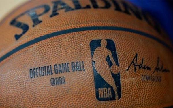 لاعبون في الـNBA يتبرعون لموظـفـي المـلاعـب بعد تـوقـف رواتبهم بسبب غياب المباريات