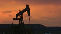 أسعار النفط تقفز 3% و"برنت" يسجل أعلى مستوى منذ حزيران